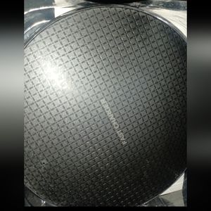 Black fast-charging wireless charger